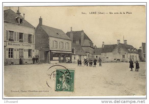 Carte Postale Ancienne Léré - Un Coin De La Place - Boulangerie - Lere