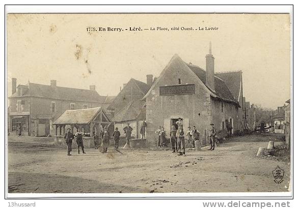 Carte Postale Ancienne Léré - La Place, Côté Ouest. Le Lavoir - Lere