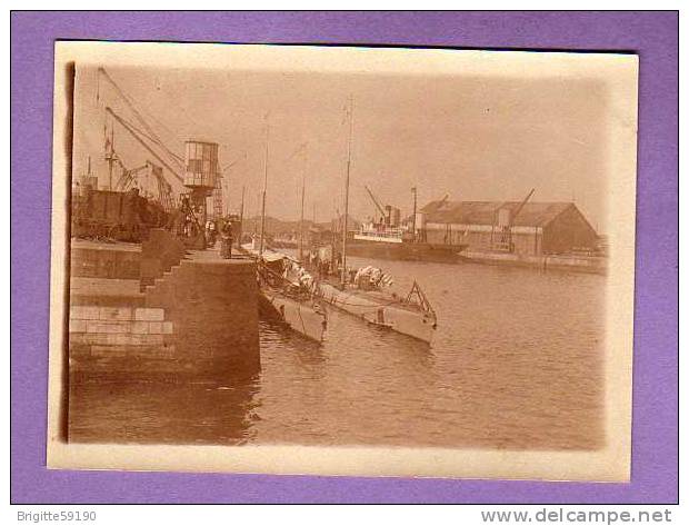 PHOTOGRAPHIE - 59 -  DUNKERQUE - LE PORT -  SOUS MARINS DE L ESCADRE DE BREST  / 1919 - Lieux