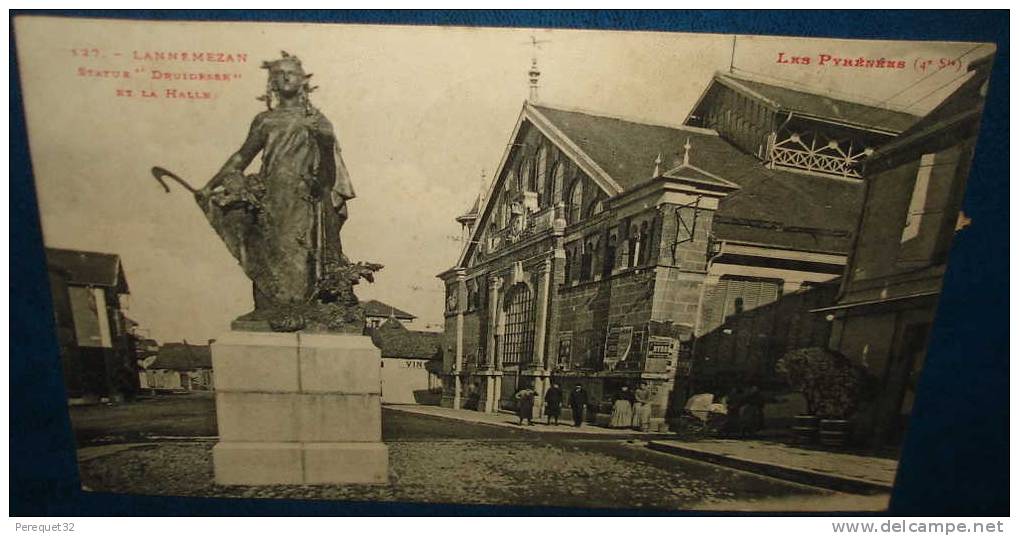 LANNEMEZAN.Statue"Druidesse" Et La Halle.Cpa,voyagé,be,animée - Lannemezan