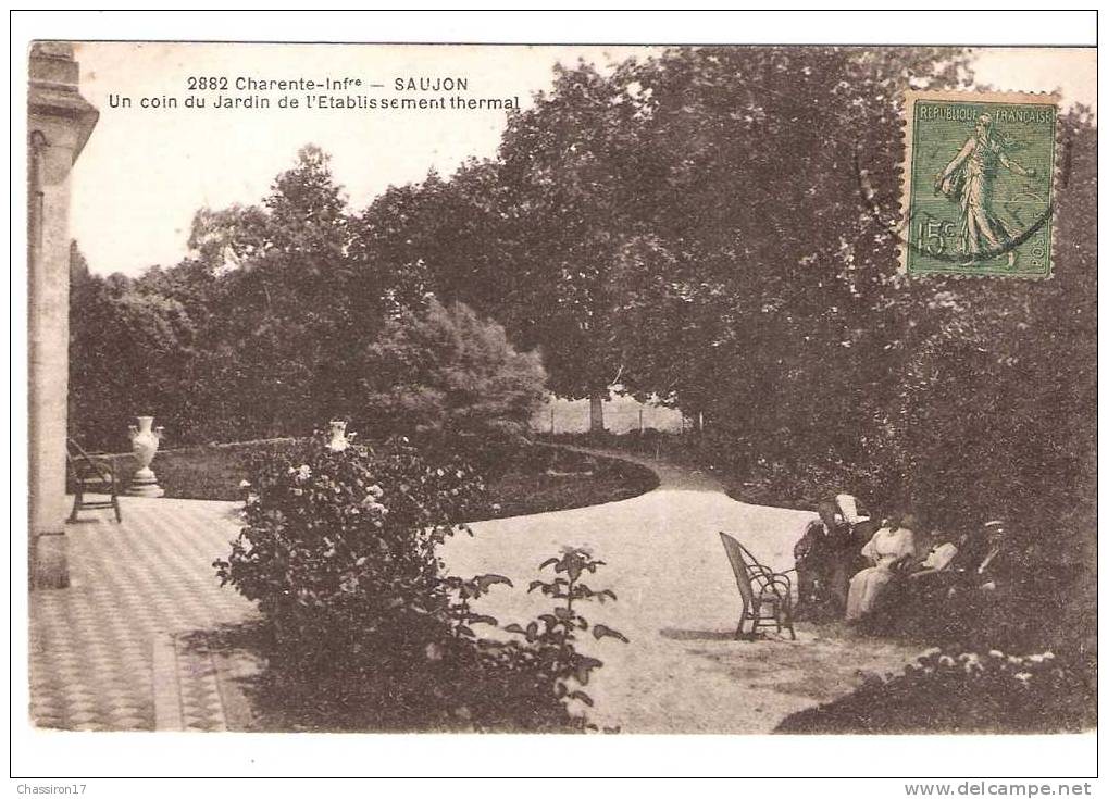 17 -  SAUJON -  Un Coin Du Jardin De L´Etablissement Thermal - Animée   Causette Sur Un Banc - Saujon