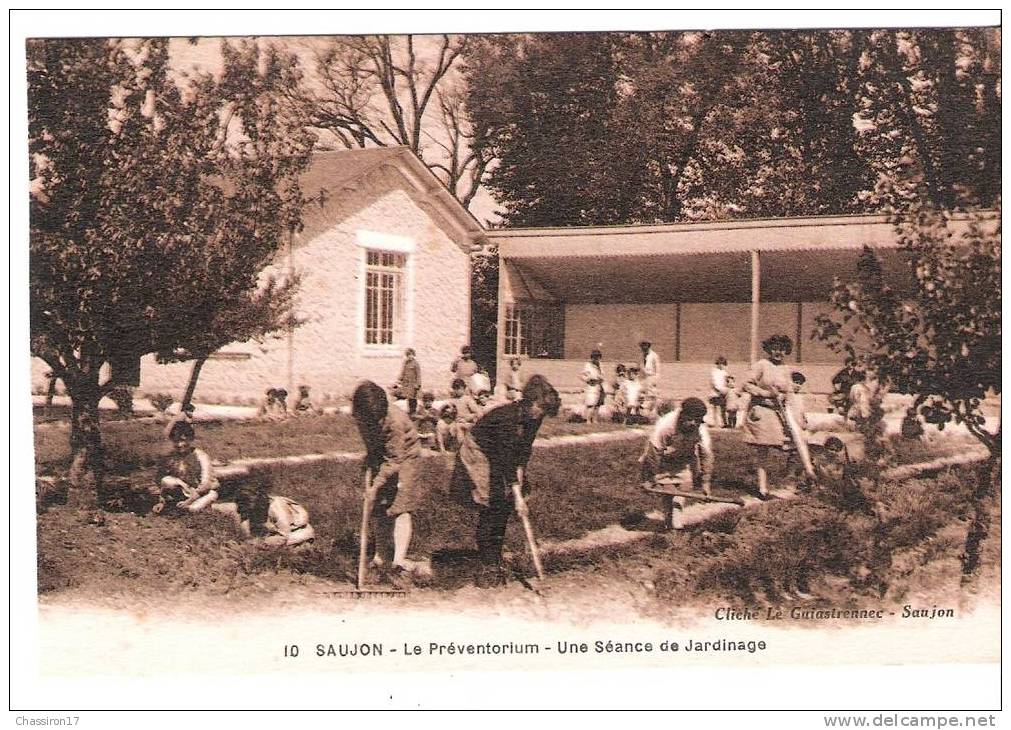 17 - SAUJON -  Le Préventorium - Une Séance De Jardinage - Saujon