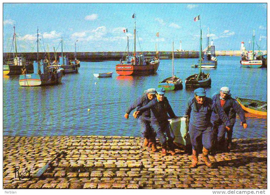 44.LA TURBALLE. Vue Sur Les Bâteaux De Pêche Et Des Pêcheurs Tirant Une Barque. - La Turballe