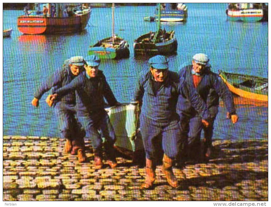 44.LA TURBALLE. Vue Sur Les Bâteaux De Pêche Et Des Pêcheurs Tirant Une Barque. - La Turballe