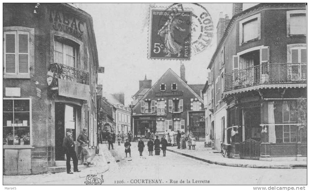 COURTENAY En 1908,Loiret,rue De La Levrette,tabacs Journaux,teinturier,pharm Acie - - Courtenay