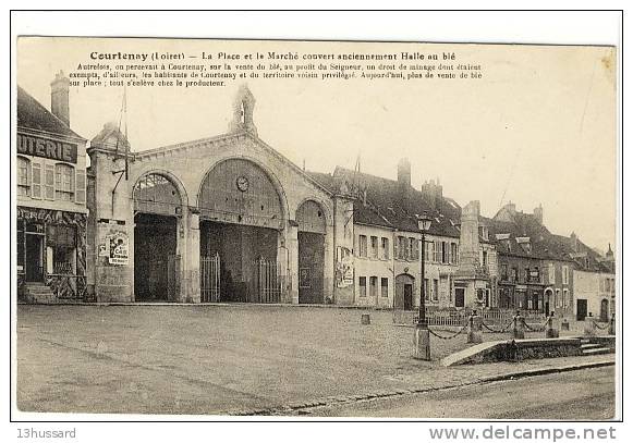 Carte Postale Ancienne Courtenay - La Place Et Le Marché Couvert Anciennement Halle Au Blé - Monument Aux Morts - Courtenay