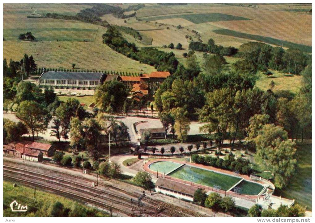 MONTDIDIER  -  Vue Aérienne  -  Auberge De Jeunesse -  ( Vue Sur La Piscine Et Voies Ferrées) - Montdidier