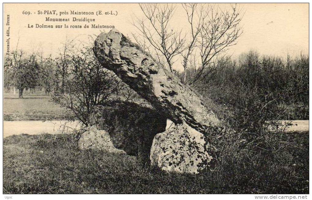 CPA - 28 - SAINT-PIAT, Près Maintenon - Monument Druidique - Le Dolmen Sur La Route De Maintenon - 390 - Dolmen & Menhirs