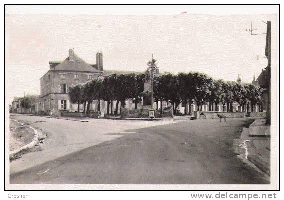 COUHE VERAC (VIENNE) PLACE DE LA MARNE 1945 - Couhe