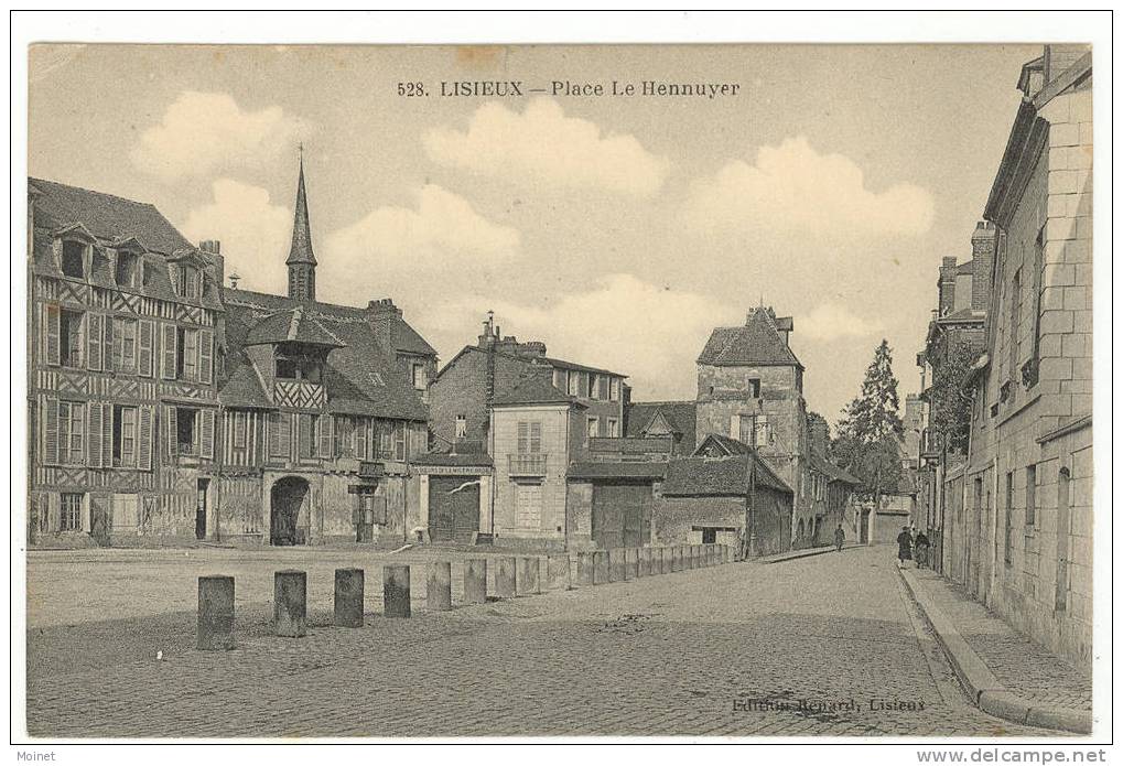 Dep 14 - N°528. LISIEUX - Place Le Hennuyer (animée) - Lisieux