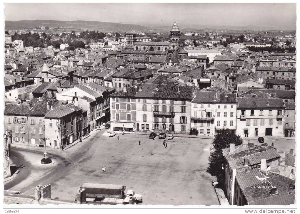 CPSM En Avion Au Dessus De BRIOUDE Le Postel, La Place De La Liberté (Café Militaire Visible) - Brioude