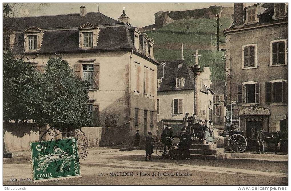 D64 -  MAULEON  -  VUE ANIMEE DE LA PLACE DE LA CROIX BLANCHE + BOUCHERIE - Mauleon Licharre