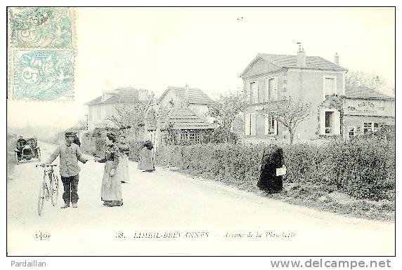 94. LIMEIL-BREVANNES.  AVENUE DE LA PLANCHETTE. ASSEZ GROS PLAN. ANIMMATION. FACTEUR DISTRIBUANT LE COURRIER. VELO. AUTO - Limeil Brevannes