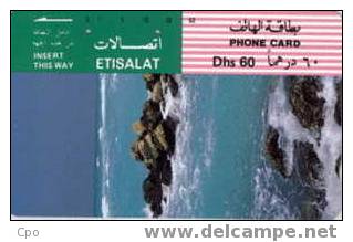 # UAE T25 Waves Breaking On Rocks 60 Tamura   Tres Bon Etat - Emirats Arabes Unis