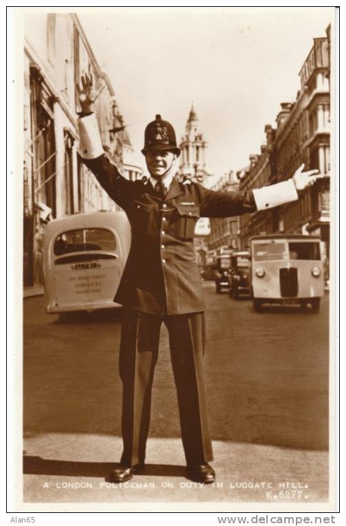 Policeman Directs Traffic, London Ludgate Hill Street Scene On C1940s/50s Vintage Real Photo Postcard - Police - Gendarmerie