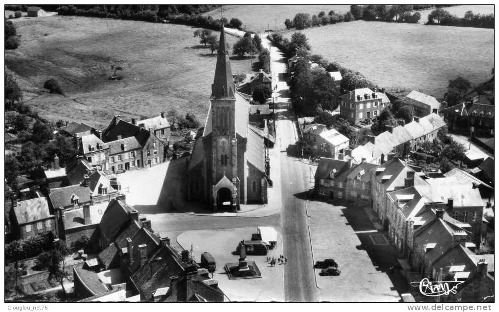 61-.ATHIS...VUE AERIENNE..LA PLACE DE L´EGLISE. ..  ..CPSM  PETIT  FORMAT - Athis De L'Orne