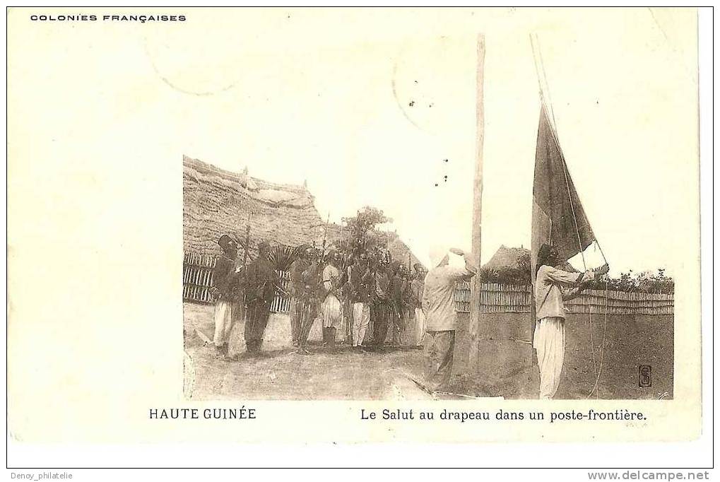 HAUTE GUINEE / LE SALUT AU DRAPEAU DANS UN POSTE FRONTIERE - Guinee