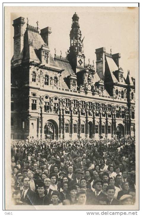 75 --- Liberation De Paris ..La Foule A L´Hotel De Ville - Guerre, Militaire