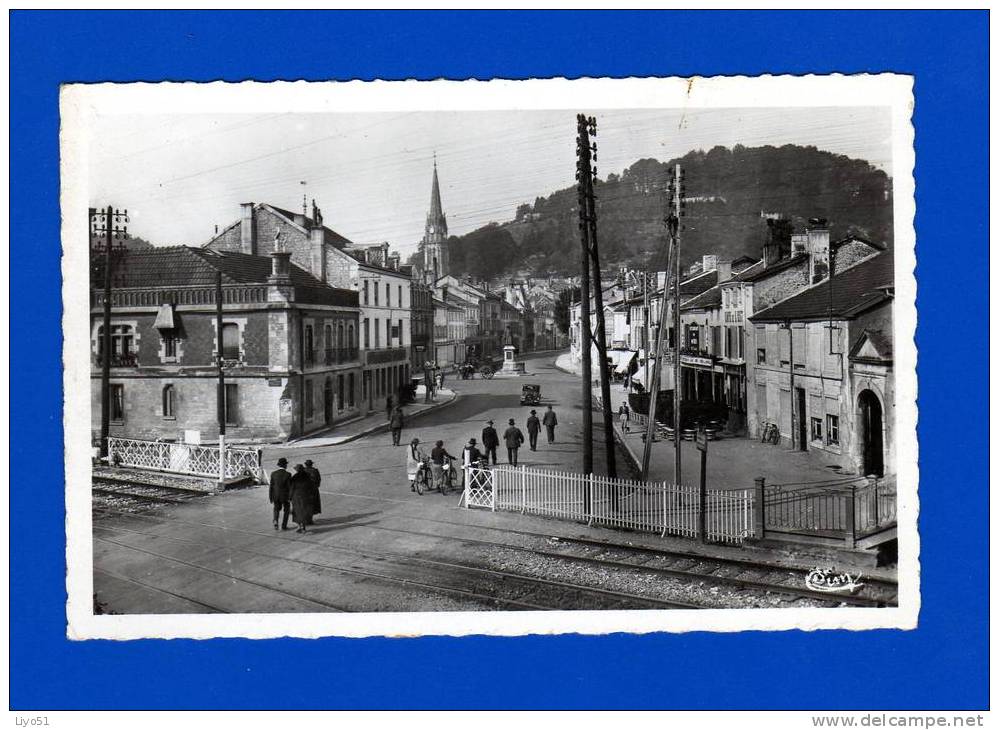 Joinville  .  1954  .  Haute Marne  Rue  Aristide Briand   CP : Dentelée - N&b - PF -3 Rousseurs Au Verso - - Joinville