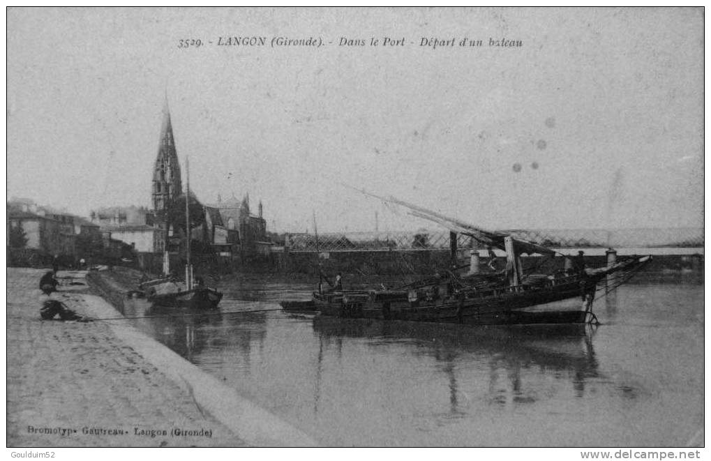 Dans Le Port, Départ D´un Bateau - Langon