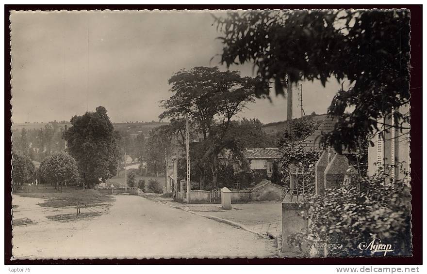 CPSM  MONTFAUCON Sur MOINE Vue Sur Le Champ De Foire Et Les Coteaux - Montfaucon