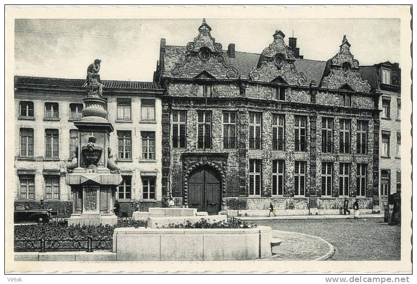 Mechelen :   Sint-Rombaut College  En Standbeeld Neptunus - Malines