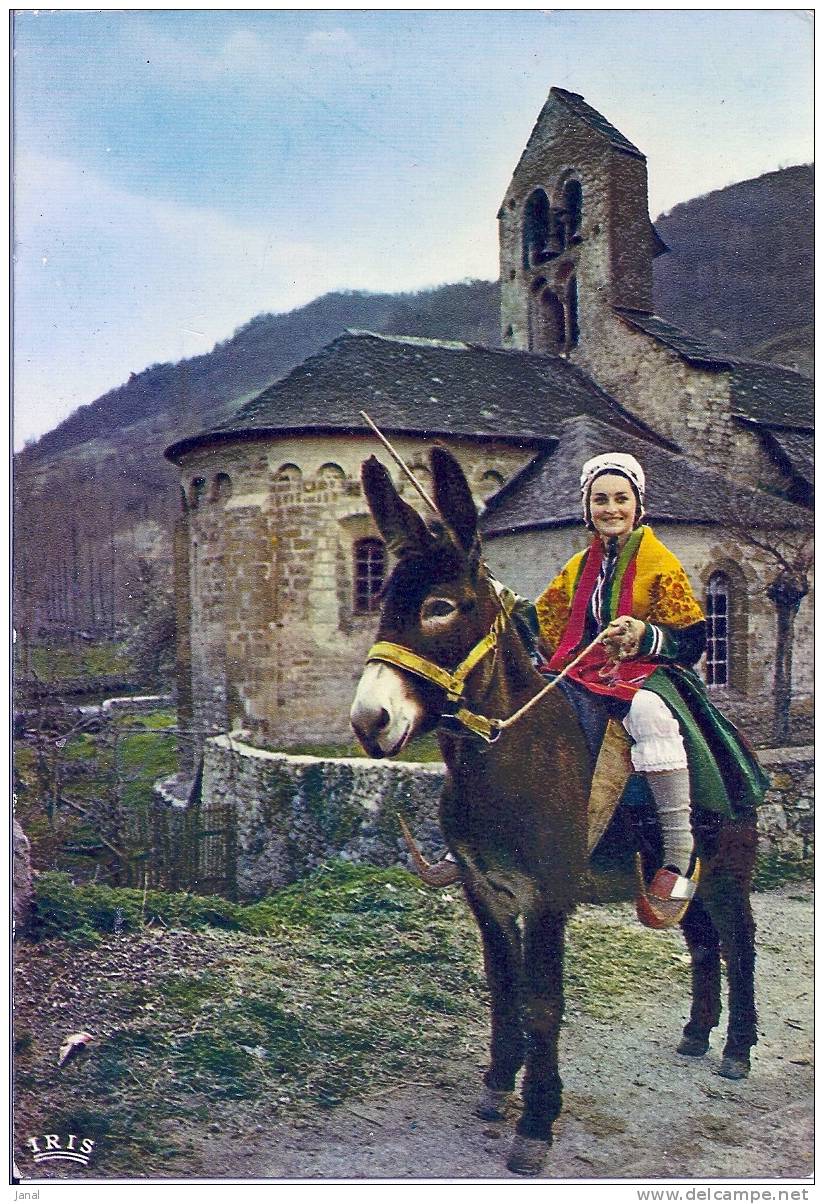 -  FOLKLORE - ARIEGE - PERSONNAGE - BERGERE EN COSTUME BIROUSSAN - - Personnages