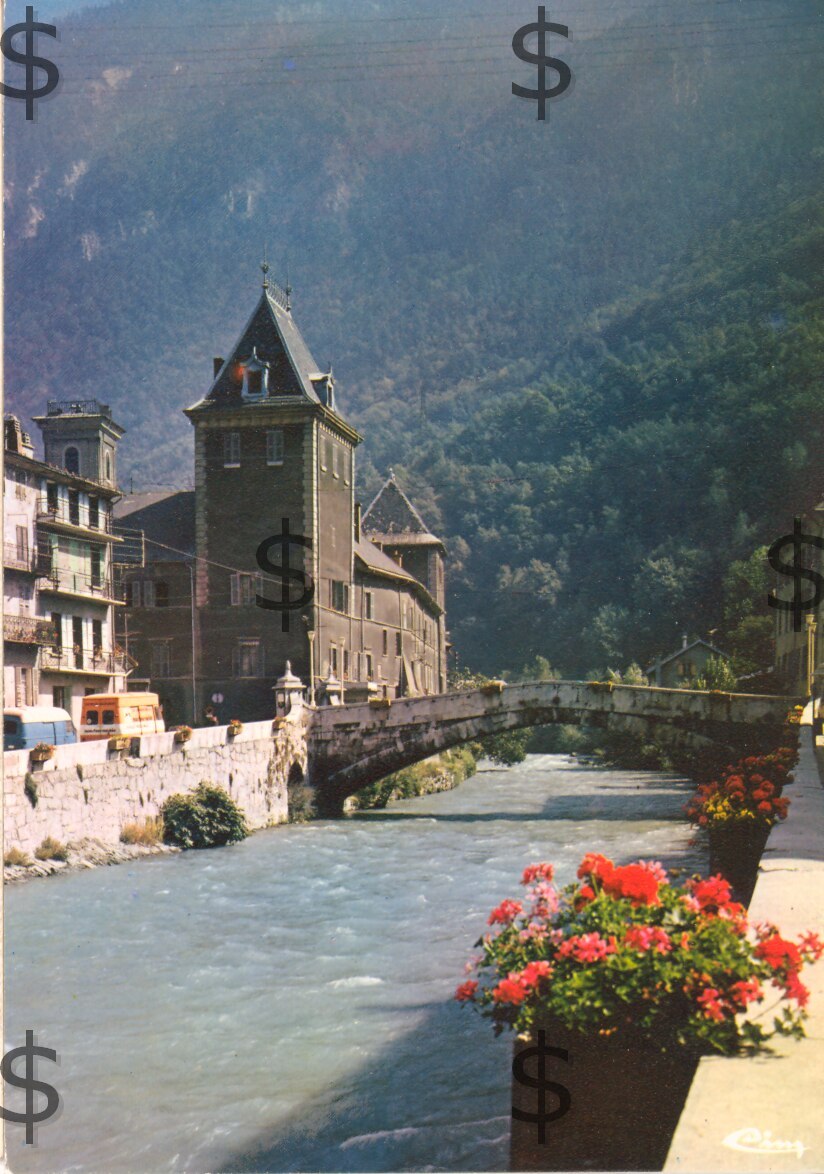 MOUTIERS  Savoie 73 : L'Evêché Et La Vieux Pont Sur L'Isère - Moutiers