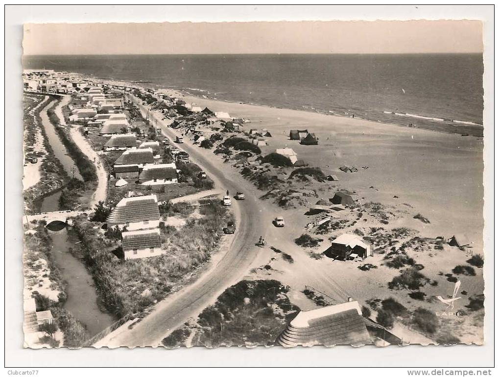 Sainte-Marie-de-la-Mer (13) : Vue Aérienne Sur Les Cabanes Sylvereal Type Gardian En Bord De Mer Environ 1950 (animée). - Saintes Maries De La Mer