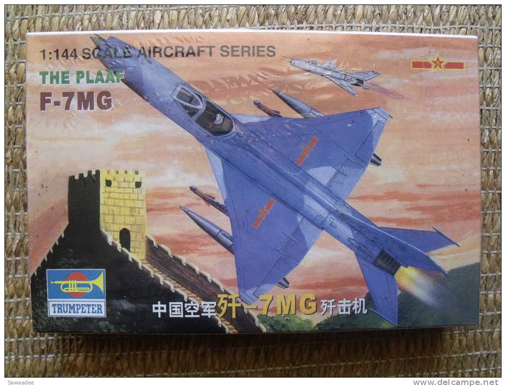 MAQUETTE - MILITARIA - AVION - THE PLAAF - PEOPLES LIBERATION ARMY AIR FORCE - F.7MG - CHINE - ECHELLE 1:144 - TRUMPETER - Flugzeuge