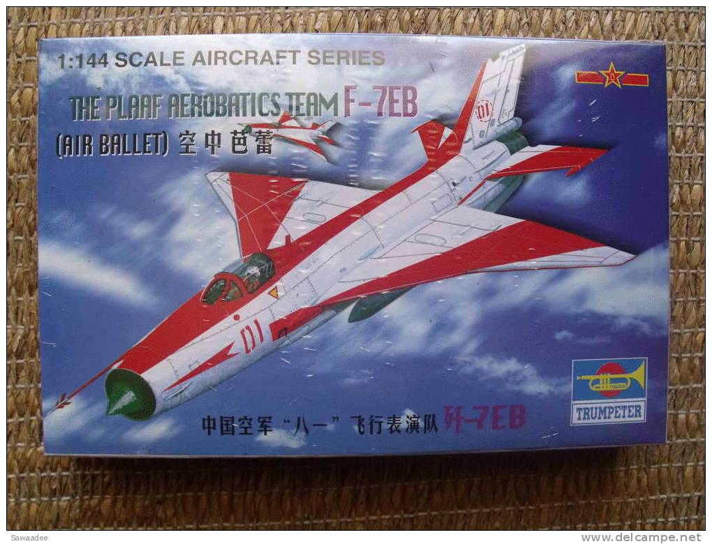 MAQUETTE - MILITARIA - AVION - PEOPLES LIBERATION ARMY AIR FORCE - AEROBATICS TEAM - F.7EB - CHINE - TRUMPETER - Avions