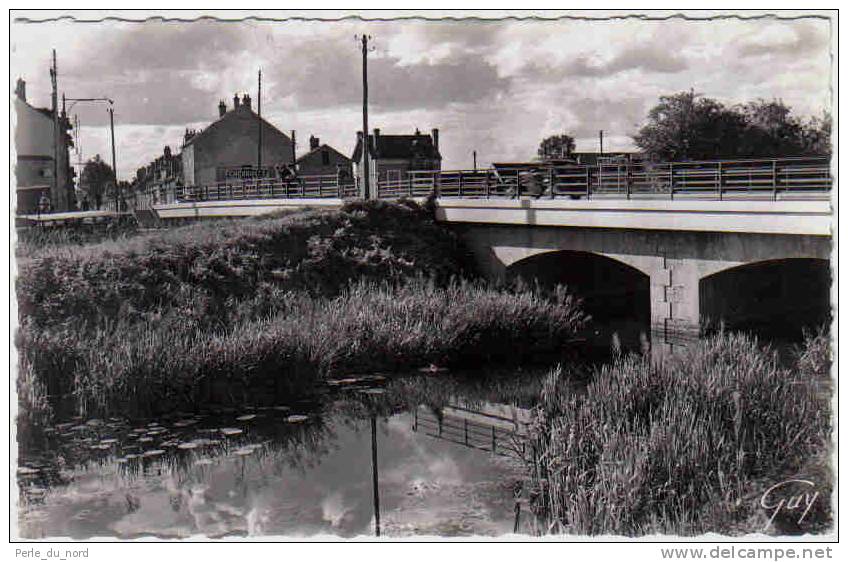 Carte Postale 77.  Moret-sur-Loing Le Pont De Bourgogne Et L'Orvanne Trés Beau Plan - Moret Sur Loing