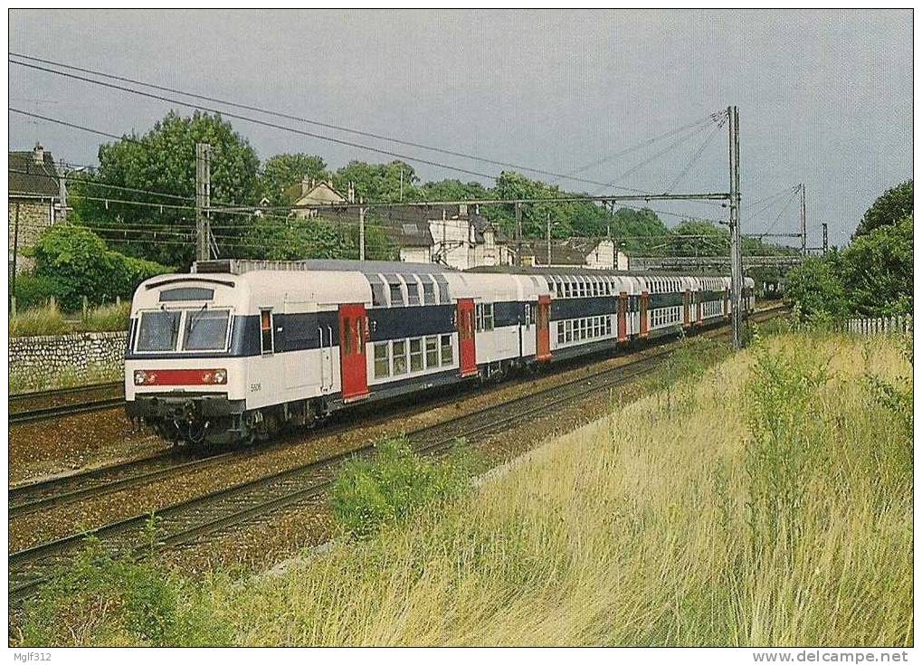 TRAIN MELUN-PARIS LYON En Livrée RER De La SNCF Près De LE MEE SUR SEINE (77) Le 11 Juillet 1984 - Trains