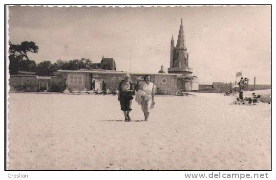 LA ROCHELLE CARTE PHOTO DE FEMMES MARCHANT SUR LA PLAGE NON LOIN DE LA TOUR A LA LANTERNE - La Rochelle