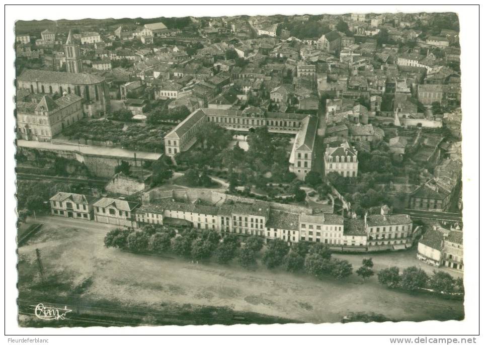 La REOLE (33) - CPSM - Vue Aérienne : Le Collège Et L'esplanade Du Général De Gaulle - La Réole