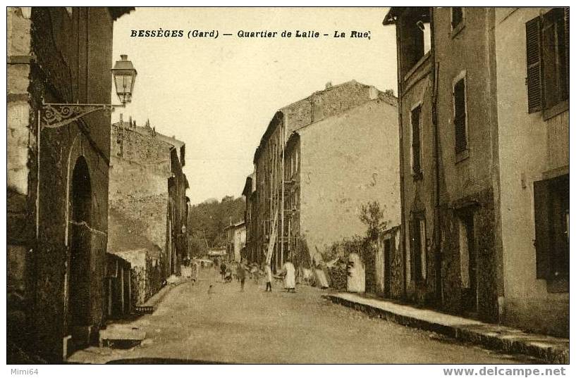 30 --  BESSEGES  --  QUARTIER DE LALLE -- LA RUE --  PETITE ANIMATION -- - Bessèges