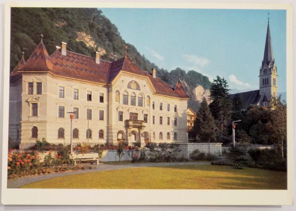 LIECHTENSTEIN - Regierungsgebaude 1905, Kirche 1872 / Governmental Building And Church - Old Postcard Ca 1970's - Liechtenstein