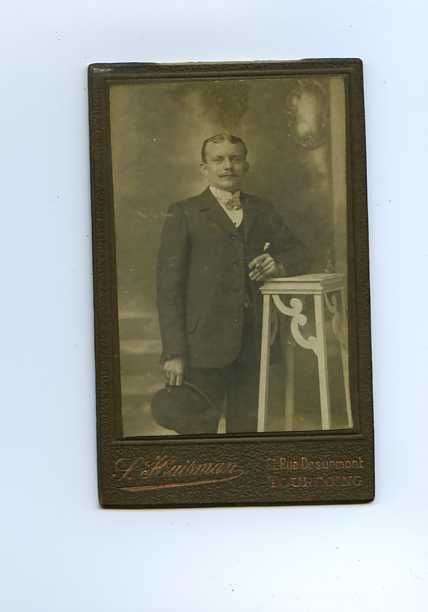 012025/29   -   Photo Sur Carton Le Fumeur De Cigare  Par HUISMAN à TOURCOING  Format  6,4 X 10,5 Cm - Oud (voor 1900)