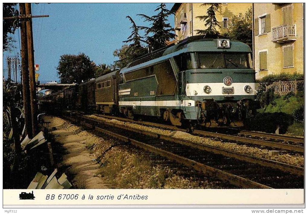 TRAIN EXPRESS BB 67006 Et Fourgon Chaudière En Gare D´ANTIBES (06) En Janvier 1966 - Trains