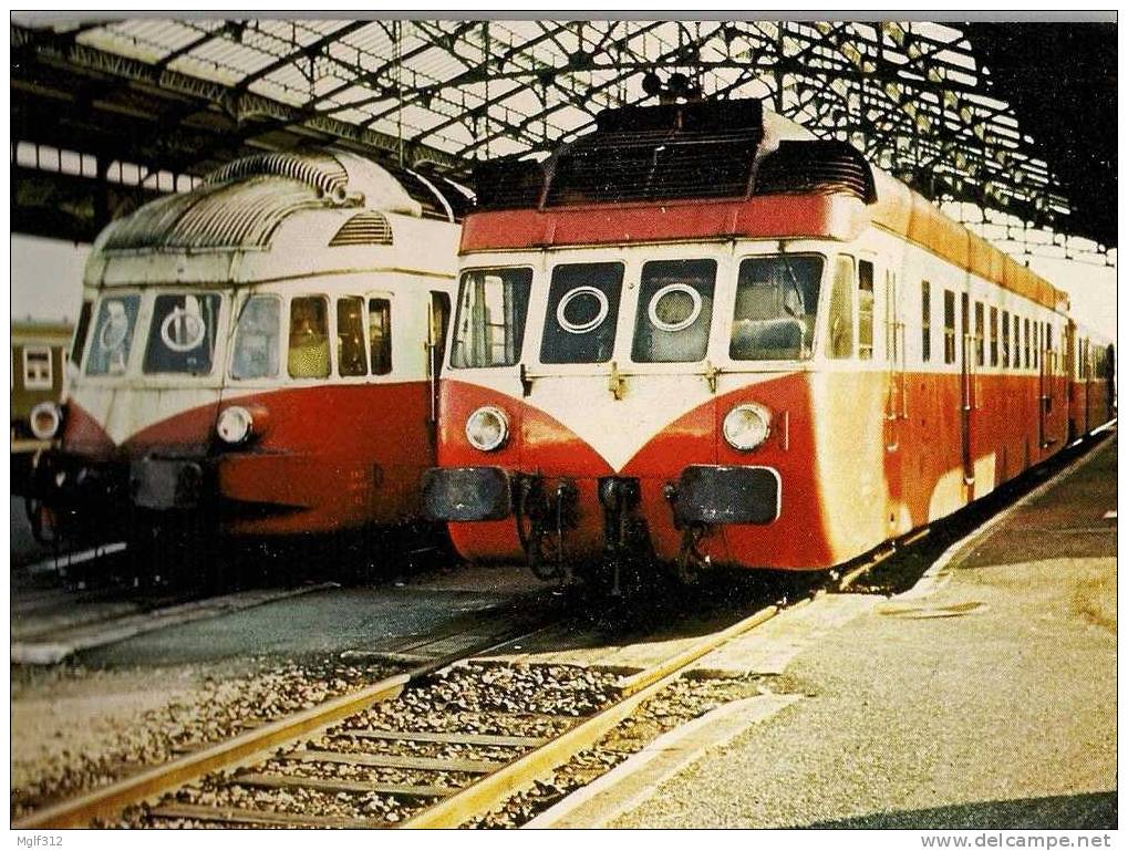 TRAIN Gare D´AURILLAC (15) En Septembre 1975 Autorails RENAULT ADP 4900 Et ADPX2 5100 - Trains