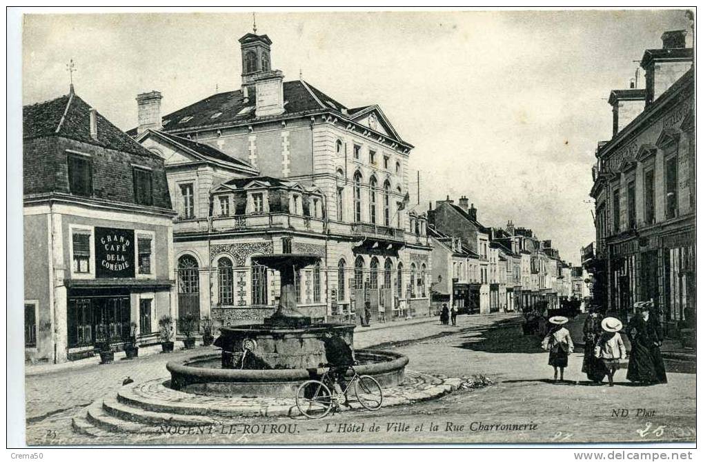 28 - NOGENT LE ROTROU - L´Hôtel De Ville Et La Rue Charronnerie - Nogent Le Rotrou