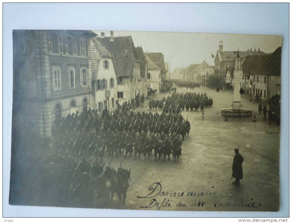 DANNEMARIE  (Haut-Rhin)  :  Défilé Du 244è (?)  D'Infanterie  -  Carte  PHOTO  RARE  - Dannemarie