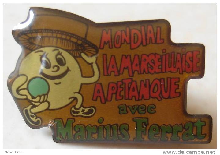 Pin´s Petanque MONDIALE LA MARSEILLAISE Avec Marius Ferrat. Marseille. - Bocce