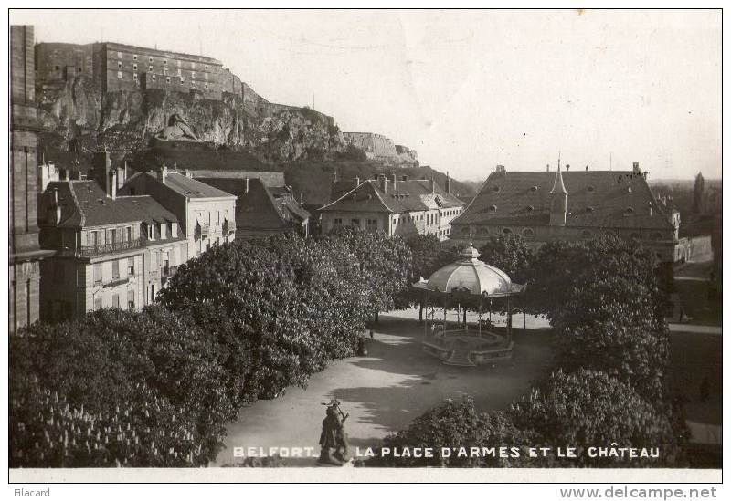 5749    Francia    Belfort  La Place  D"Armes  Et Le  Chateau   VG  1907 - Franche-Comté