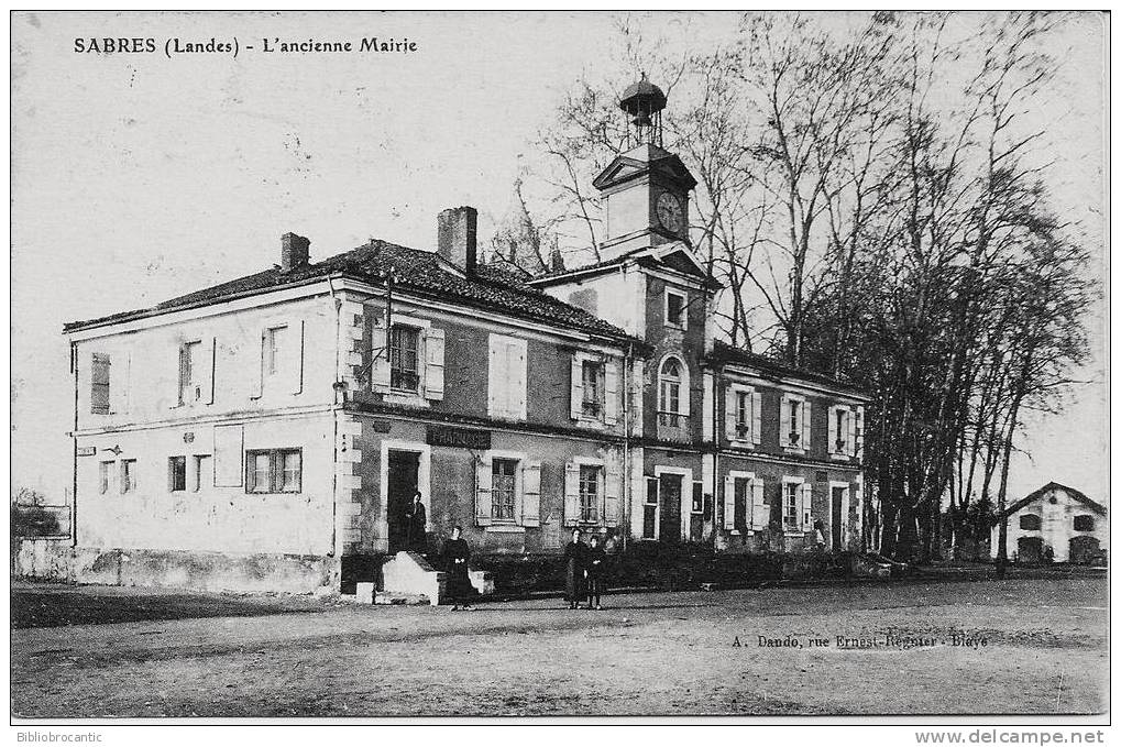 D40 - SABRES - VUE ANIMEE DE L´ANCIENNE MAIRIE + Pharmacie - Sabres