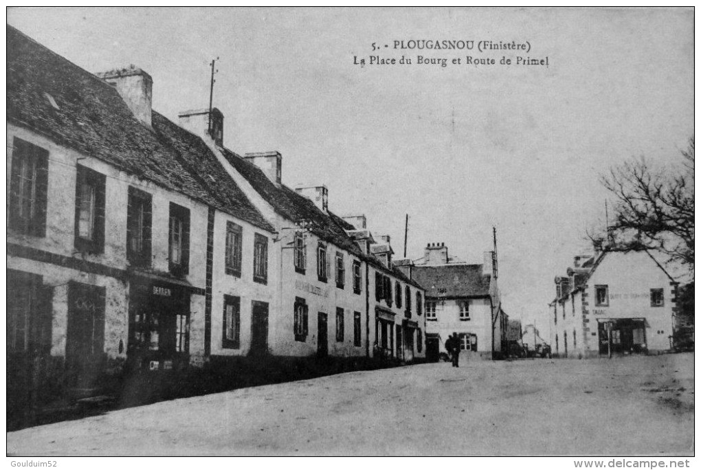 La Place Du Bourg Et Route De Primel - Plougasnou