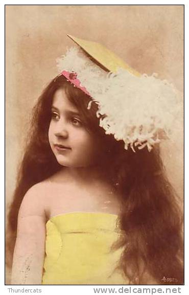 REAL PHOTO POSTCARD VERY BEAUTIFUL LITTLE GIRL BARE SHOULDERS WITH BIG FEATHER HAT - Other & Unclassified