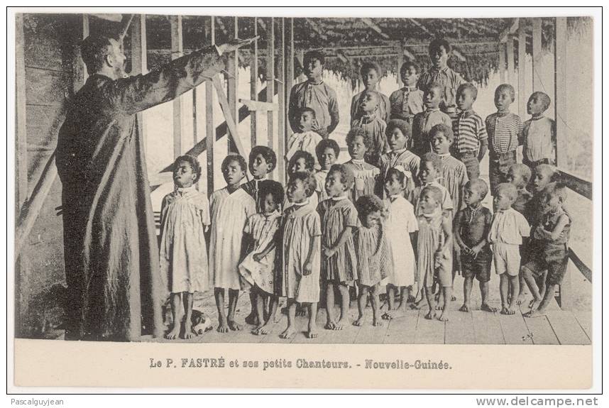 CPA NOUVELLE-GUINEE - PERE FASTRE ET SES PETITS CHANTEURS - Papouasie-Nouvelle-Guinée