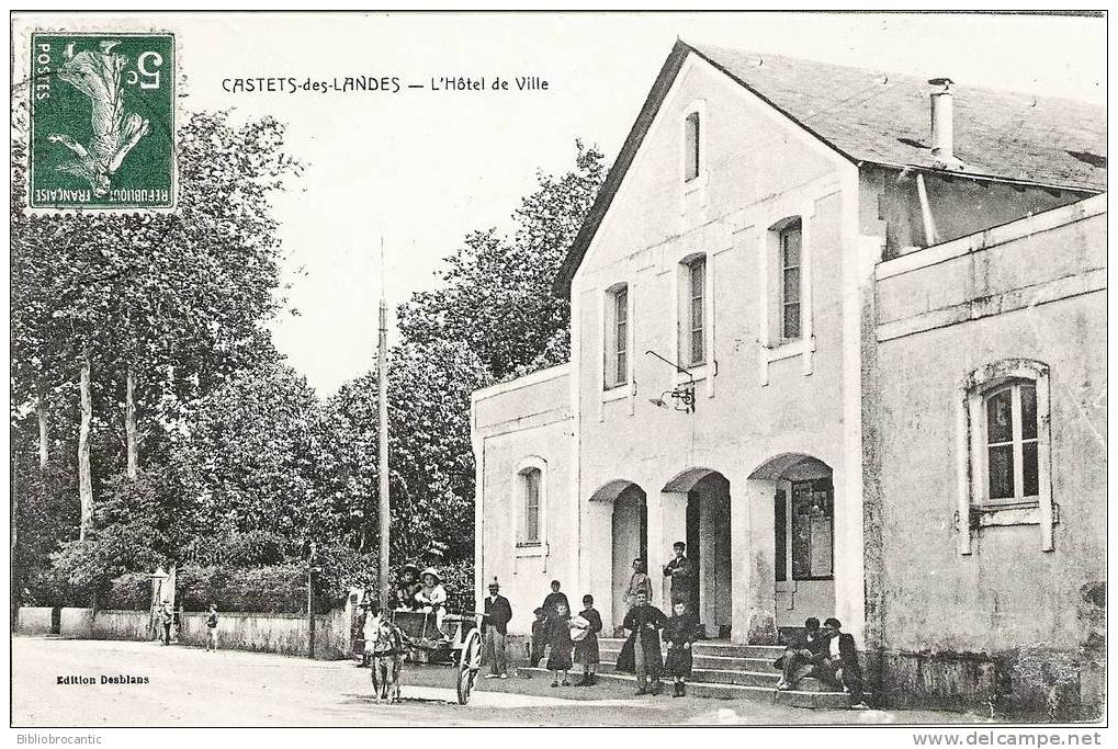 D40 - CASTETS DES LANDES - VUE ANIMEE DE L´HOTEL DE VILLE - Castets