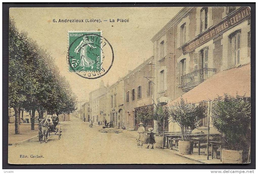 CPA  ANCIENNE- FRANCE- ANDRÉZIEUX (42)- LA PLACE AVEC ANIMATION- ATTELAGE- CAFÉ- FINITION MOIRÉ- - Andrézieux-Bouthéon